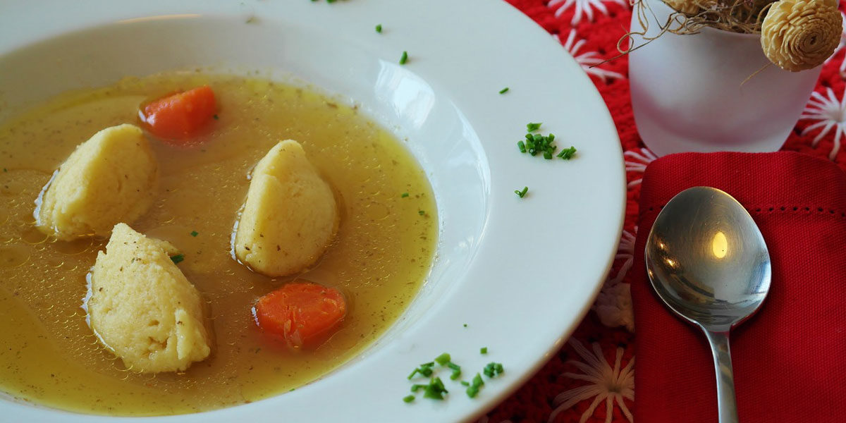 Suppe mit Grieß-Knödeln und Karotten