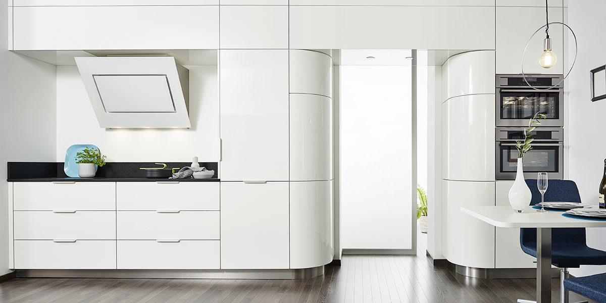 weiße moderne Küche minimalistisch