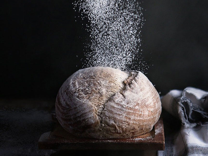 Brot mit Mehl bestäuben