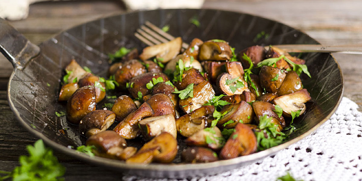 Champignon in Pfanne mit Kräutern