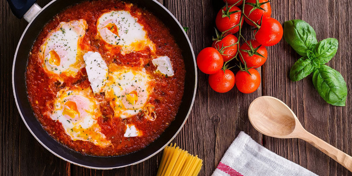 Tomatensoße in Pfanne mit Ei / Shakshuka / Frühstück