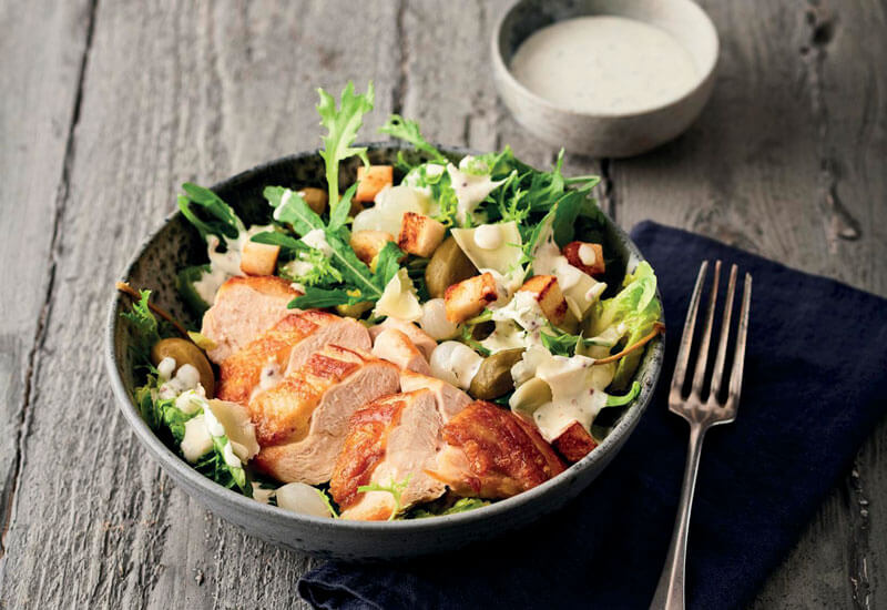 Nordischer „Caesar“ Salad mit saftig gebratenem Huhn