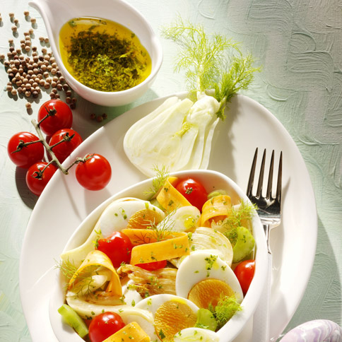 Gemischter Salat mit Fenchel, Eiern und Tomaten