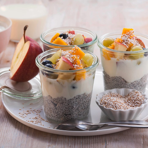 Chia-Samen-Joghurt mit Früchten und Amaranthpuff