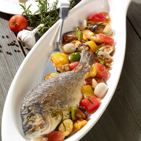 Gebratene Dorade auf Ratatouille mit Ofenkartoffeln