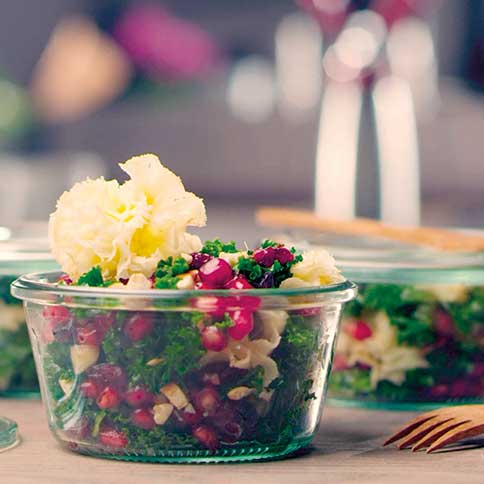 Grünkohl-Salat mit Tête de Moine AOP und Granatapfelkernen