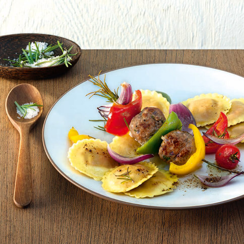 Peperonata Raviolo Und Bunte Rosmarin Spiesse Mit Chili Lammhackbaellchen