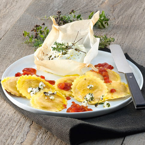 Grillgemuese Raviolo Mit Mariniertem Fetakaese Und Tomaten Salsa