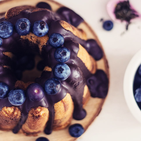 Marmorierter Blaubeer-Kokosnuss-Kuchen