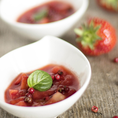 Erdbeertraum mit rosa Pfefferkörnern und Minzblättern