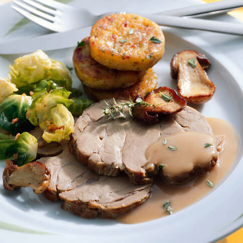 Frischlingsbraten mit Steinpilzsauce und Rosenkohl