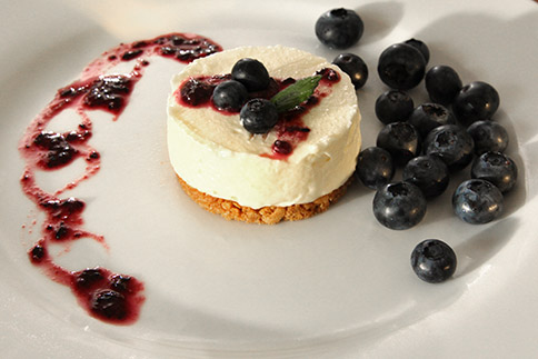 Mini-Cheesecake mit Blaubeeren auf Amaretti-Boden