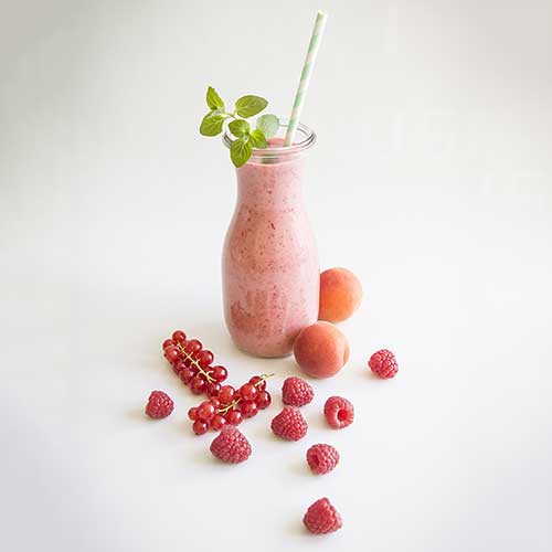 Himbeer-Smoothie mit Aprikosen und Johannisbeeren