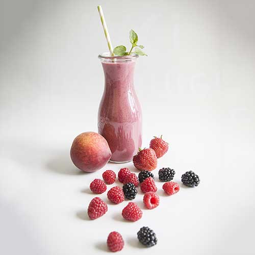 Fruchtiger Beeren-Smoothie mit Pfirsich und Joghurt