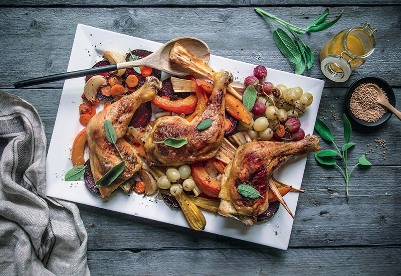 Knuspriges Salbei-Hähnchen mit Gemüse und Trauben vom Blech