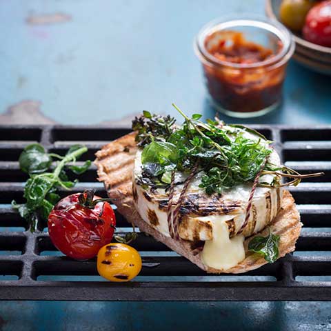 Grillcamembert mit Kräutern und Tomaten-Zwiebelchutney