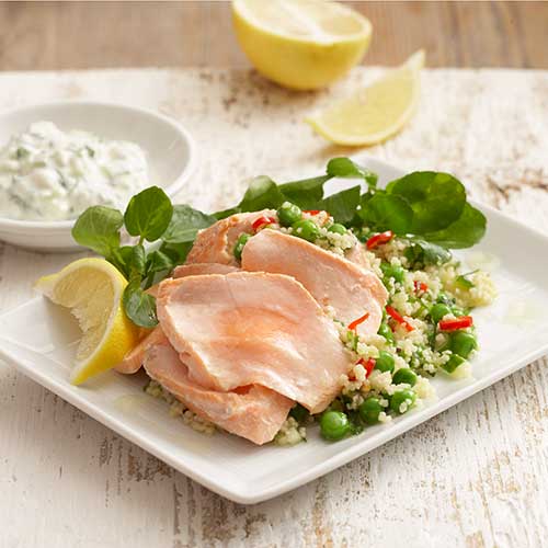 Lachs mit Couscous, Erbsen und Raita-Dip