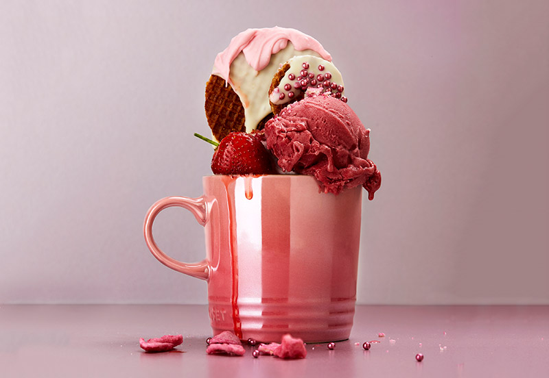 REZEPT Pinker Sommer-Sundae mit Karamellwaffeln© 2019Le Creuset