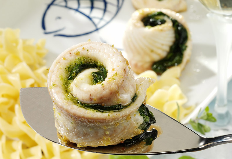 Seezungenröllchen mit Kräuterpesto und Blattspinat