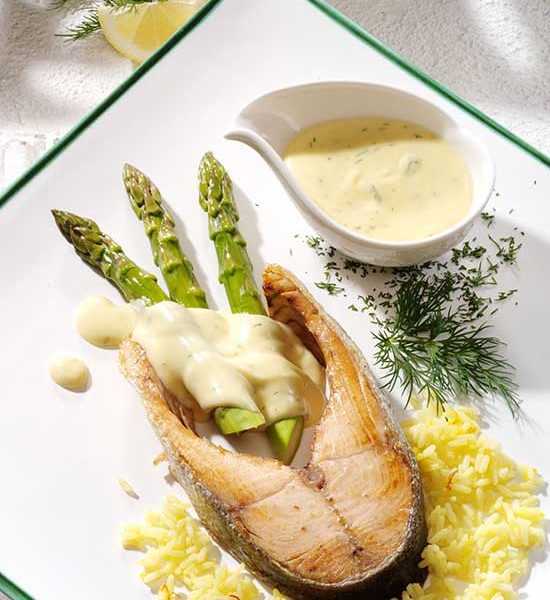 Spargel mit Lachskotelett und Dill-Hollandaise