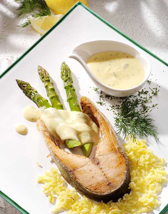 Spargel mit Lachskotelett und Dill-Hollandaise