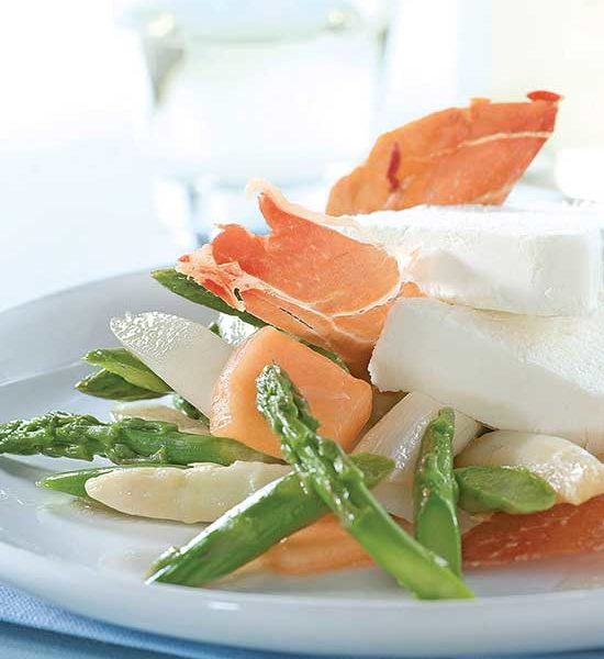 Spargelparfait mit Parmaschinkenchips auf Spargel-Melonen-Salat