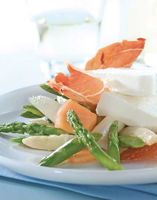 Spargelparfait mit Parmaschinkenchips auf Spargel-Melonen-Salat