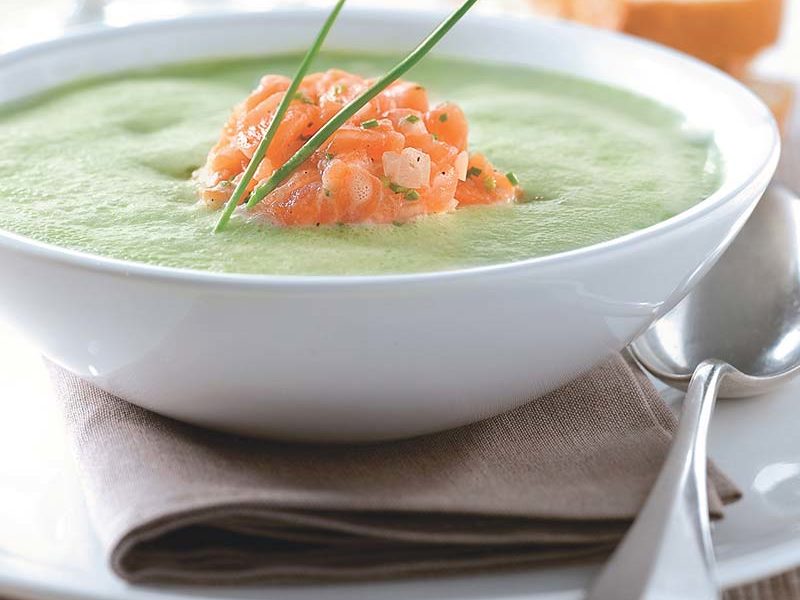 Spargelschaumsuppe mit Frühlingskräutern und Lachstatar