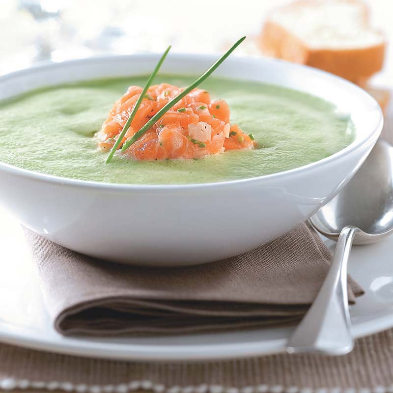 Spargelschaumsuppe mit Frühlingskräutern und Lachstatar