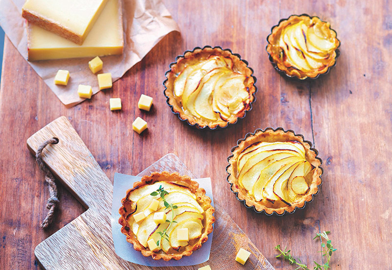 fruchtige-tartelettes-mit-le-gruyere-aop-und-karamellisierten-aepfeln-und-birnen