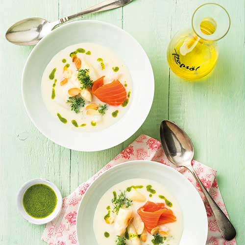 Spargelcremesuppe mit Kresse-Öl