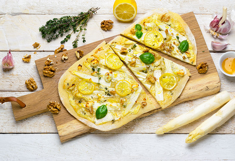 Spargel-Zitronen-Pizza mit Ziegenkäse und Honig