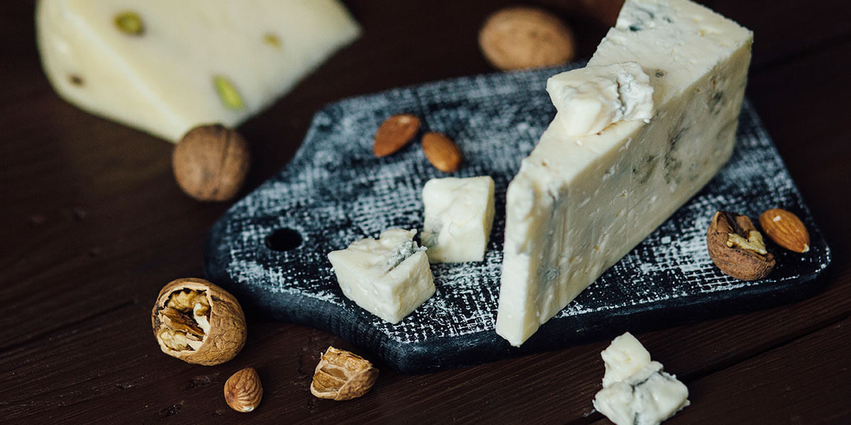 Gorgonzola mit Nüssen auf blauem Teller