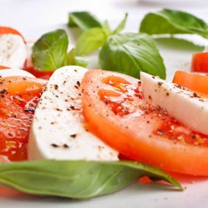 Mozzarella mit Tomate und Basilikum