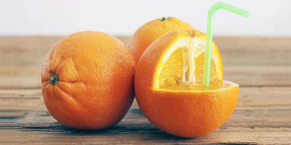 Orangen mit Strohalm - Orangensaft