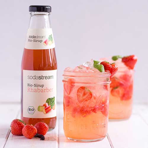 Rhabarber-Erdbeer-Mocktail mit einem Hauch Vanille