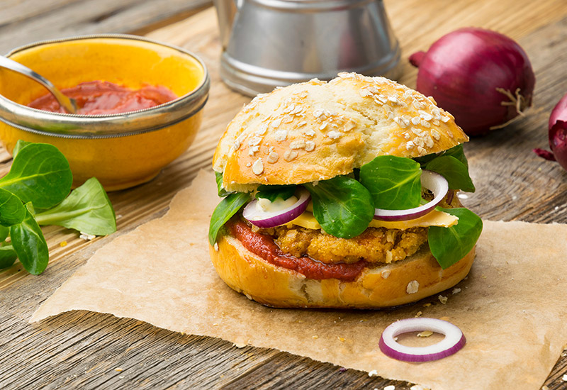 Steckrüben-Burger mit Rote Bete, Zwiebel und Salat