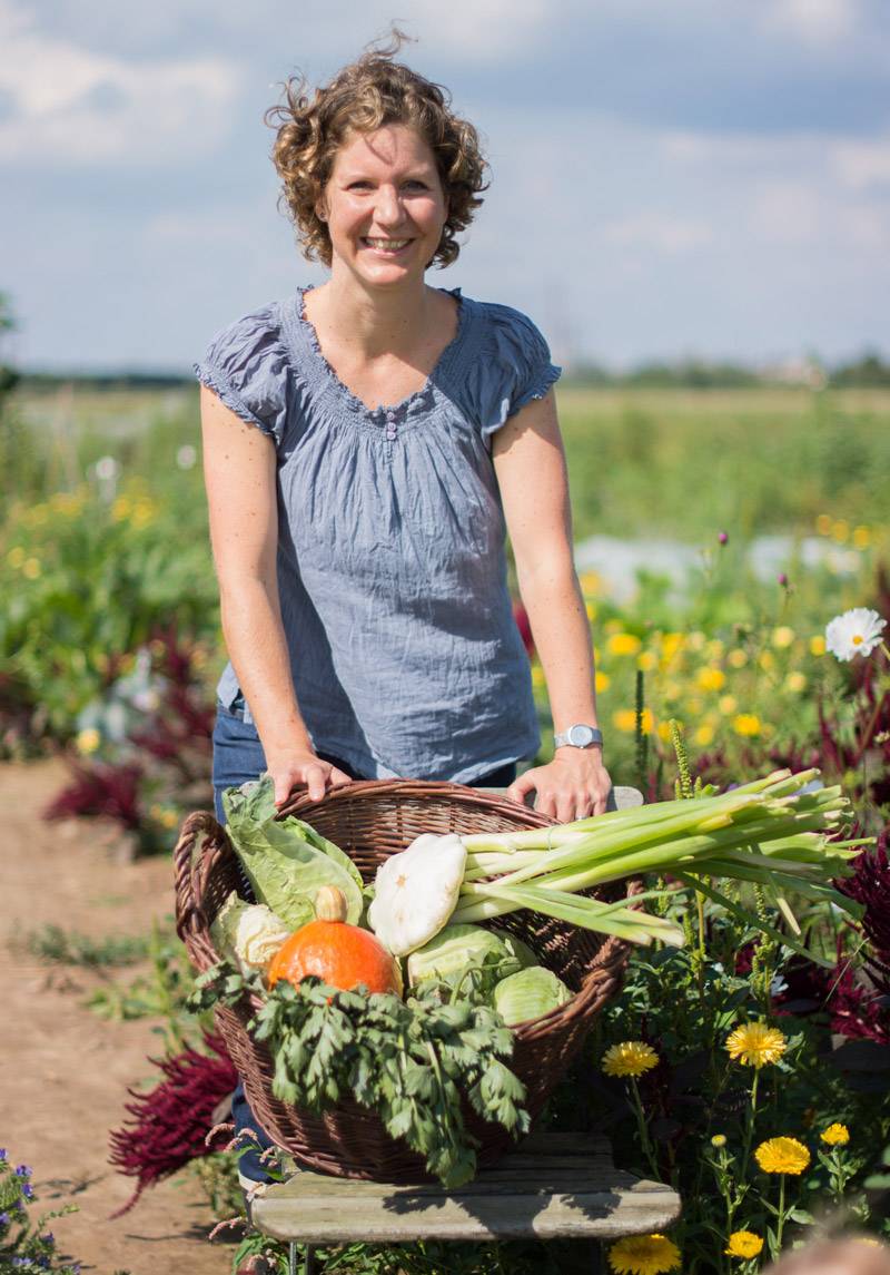 Frau mit Gemüse-Ernte