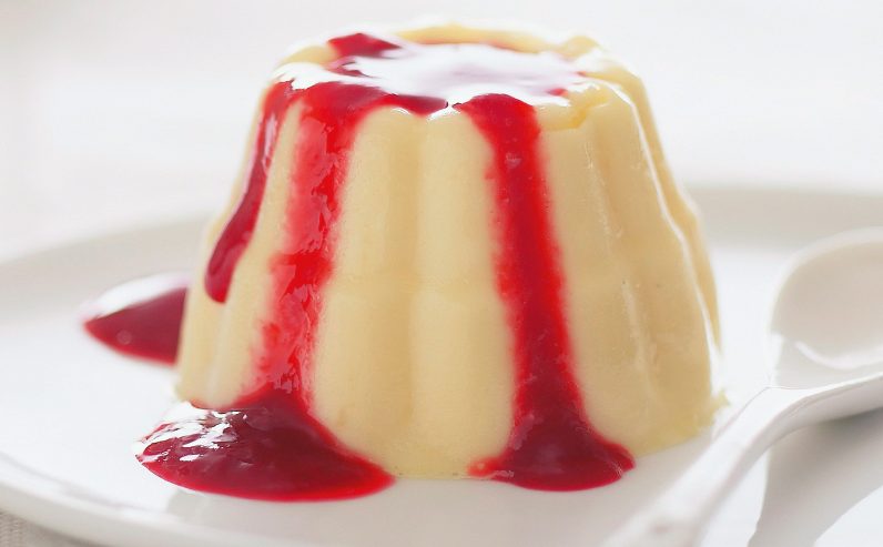 Vanillepudding mit roter Soße