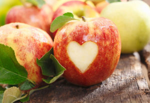 Apfel mit eingeschnitztem Herz