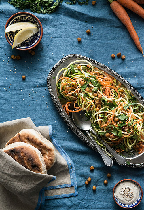 Rezepttipp: Möhren-Zucchini-Salat mit geröstetem Sesam und Kichererbsen