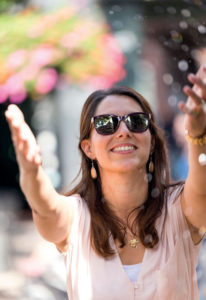 Frau mit Sonnenbrille