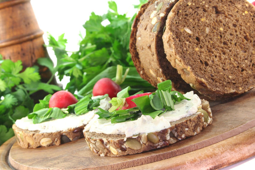 Bärlauchbrot mit Frischkäse, frischem Bärlauch und Radieschen