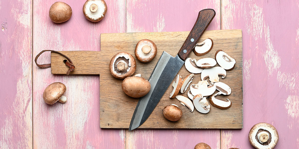 geschnittene Champignons auf Bret