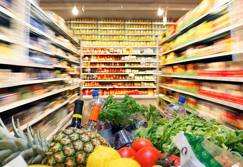 Voller Einkaufswagen im Supermarkt