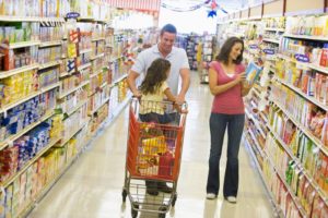 Familie beim Einkauf im Supermarkt