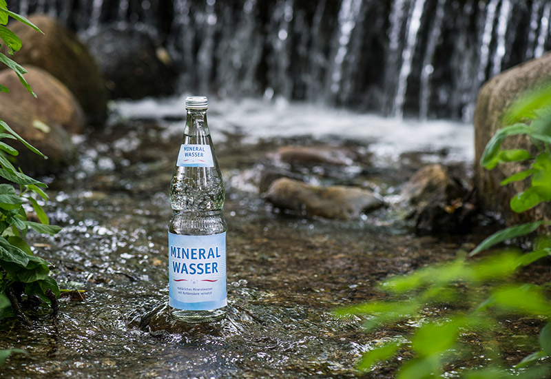 Flasche Wasser in der Natur