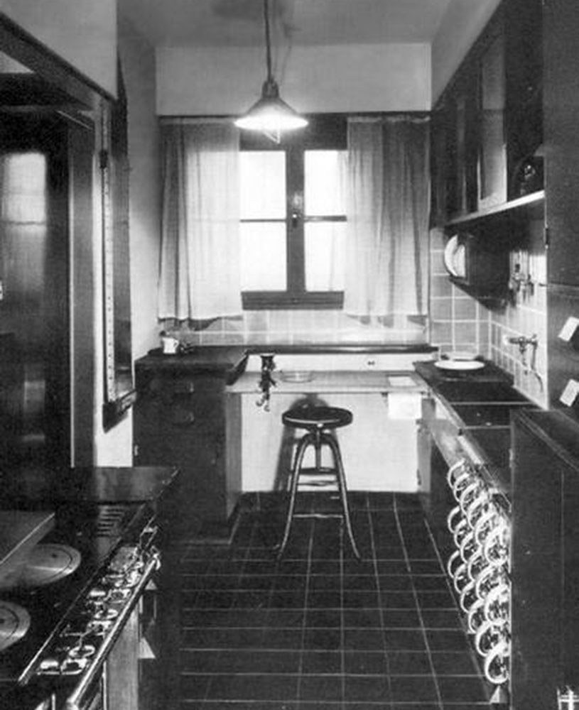 Die erste Einbauküche der Welt: „Frankfurter Küche“ von der Architektin Margarete Schütte-Lihotzky aus dem Jahr 1926