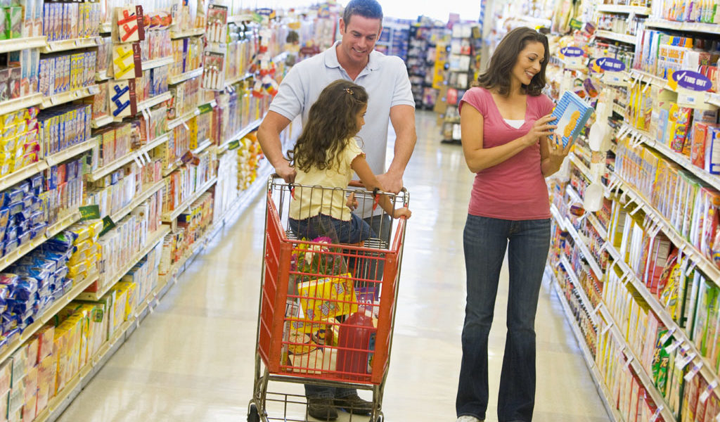 Familie beim Einkaufen im Supermarkt