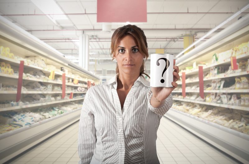 Frau im Supermarkt mit Fragezeichen